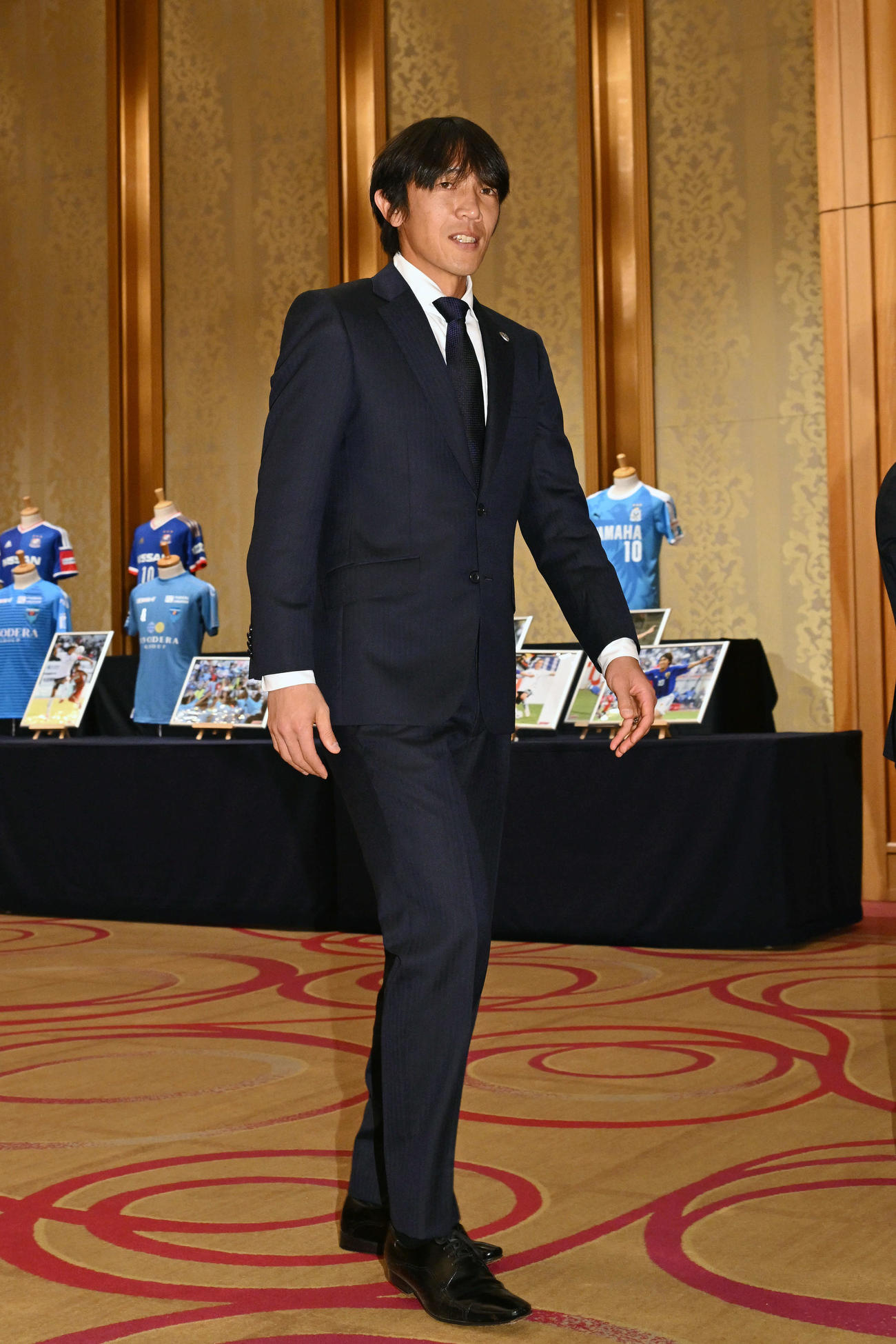 引退記者会見を終え会場を後にする横浜FC中村（撮影・滝沢徹郎）