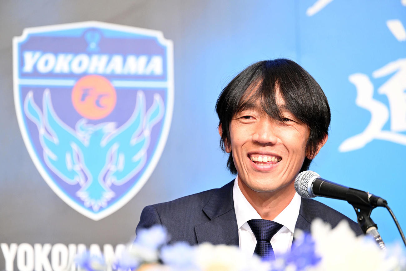 笑顔で引退記者会見に臨む横浜FC中村（撮影・滝沢徹郎）