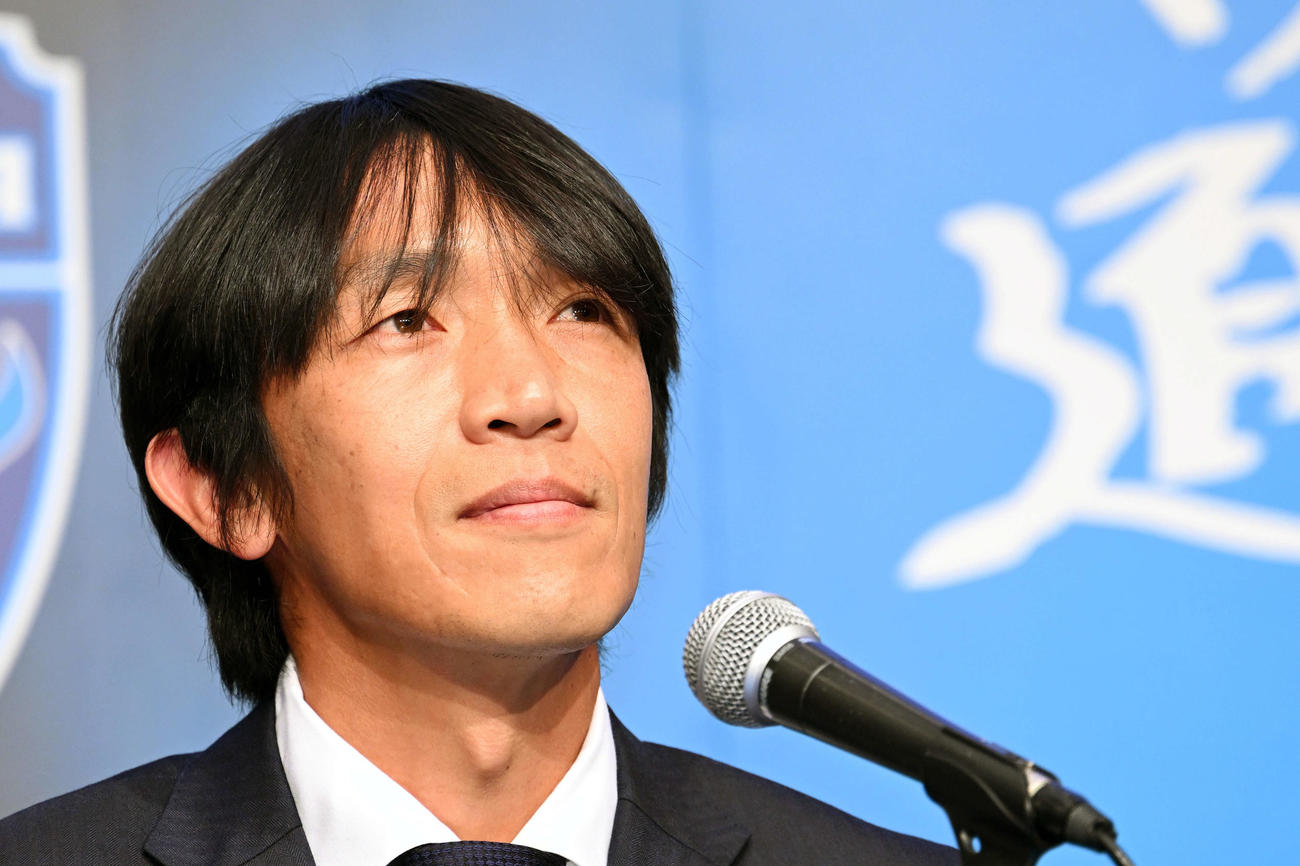 引退記者会見に臨む横浜FC中村（撮影・滝沢徹郎）