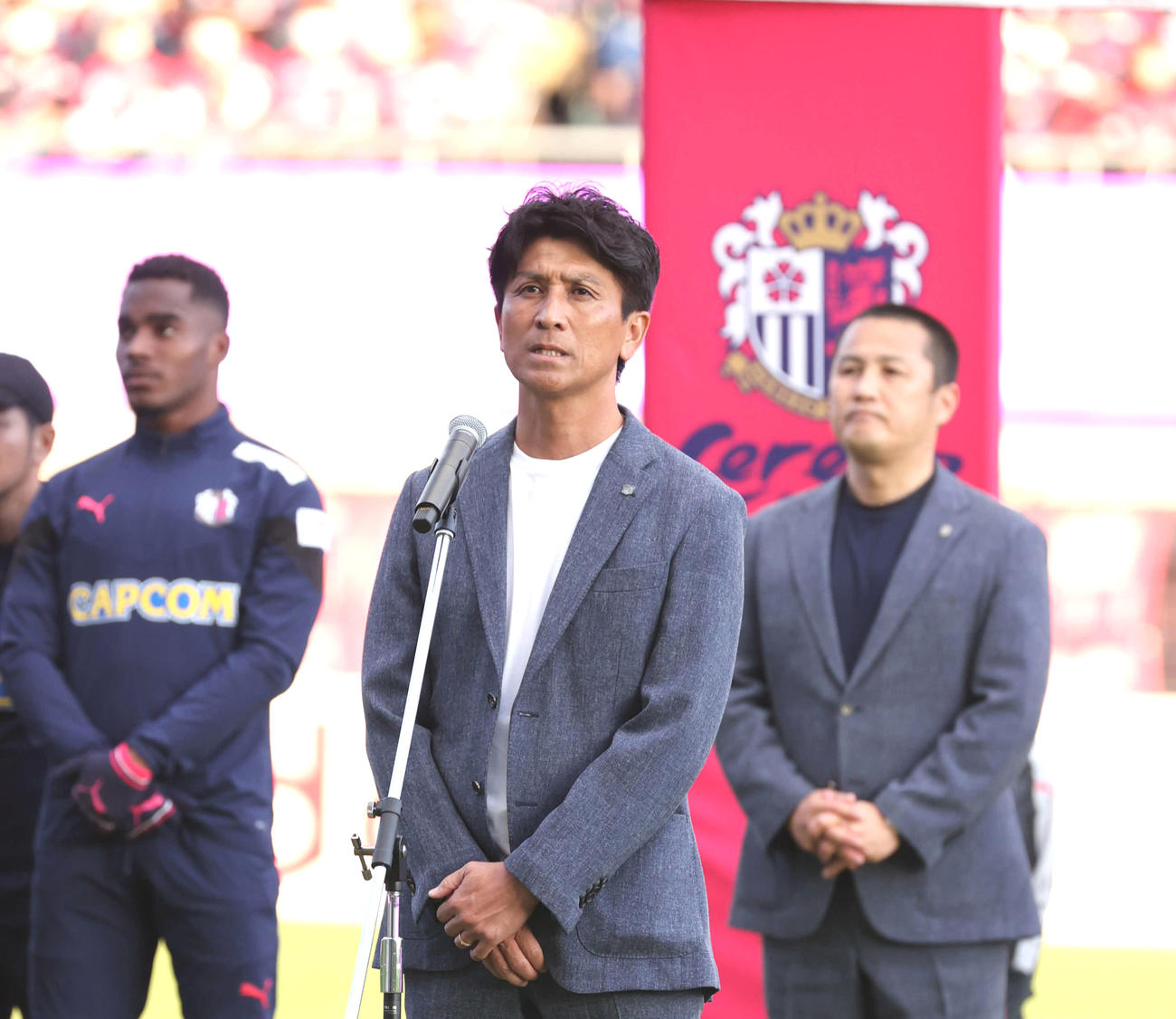 5日、試合後のセレモニーであいさつするC大阪小菊監督