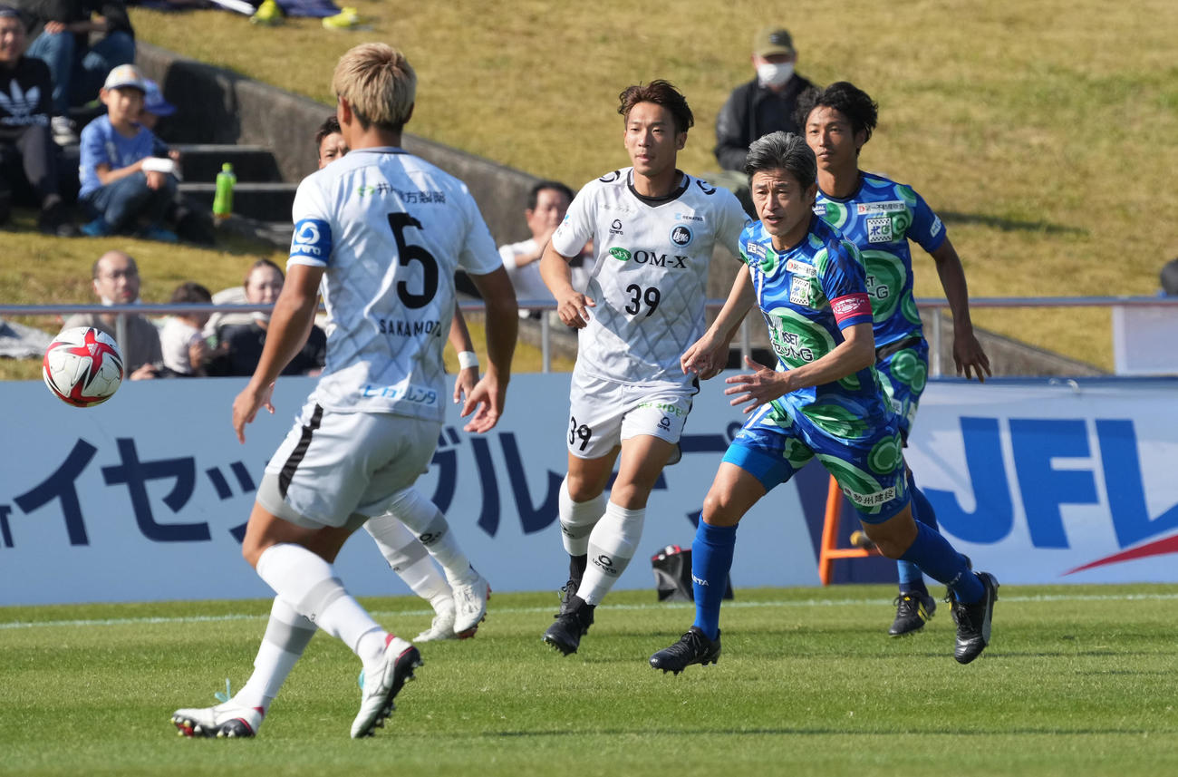 鈴鹿対FC大阪　前半、ボールを追う鈴鹿三浦知（右から2人目）（撮影・森本幸一）