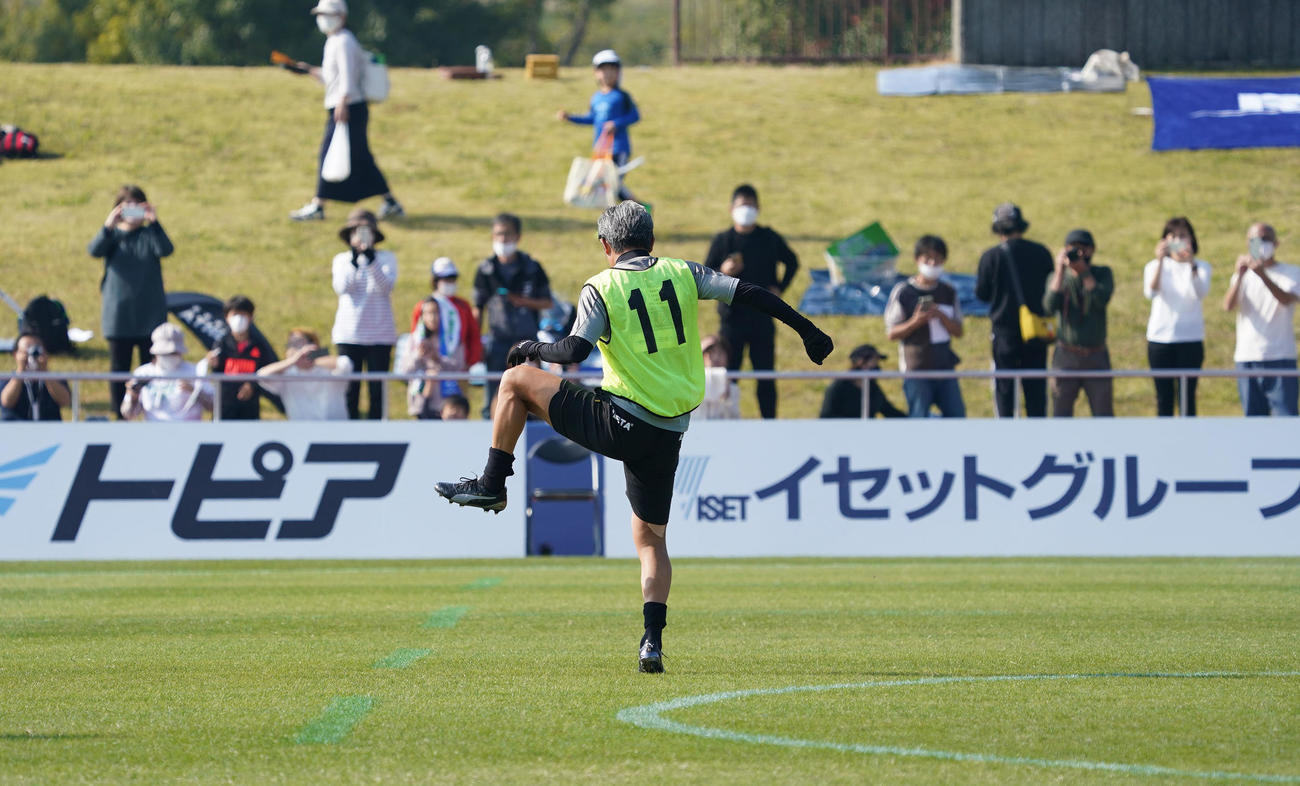 鈴鹿対FC大阪　試合前、体をほぐす鈴鹿三浦知（撮影・森本幸一）