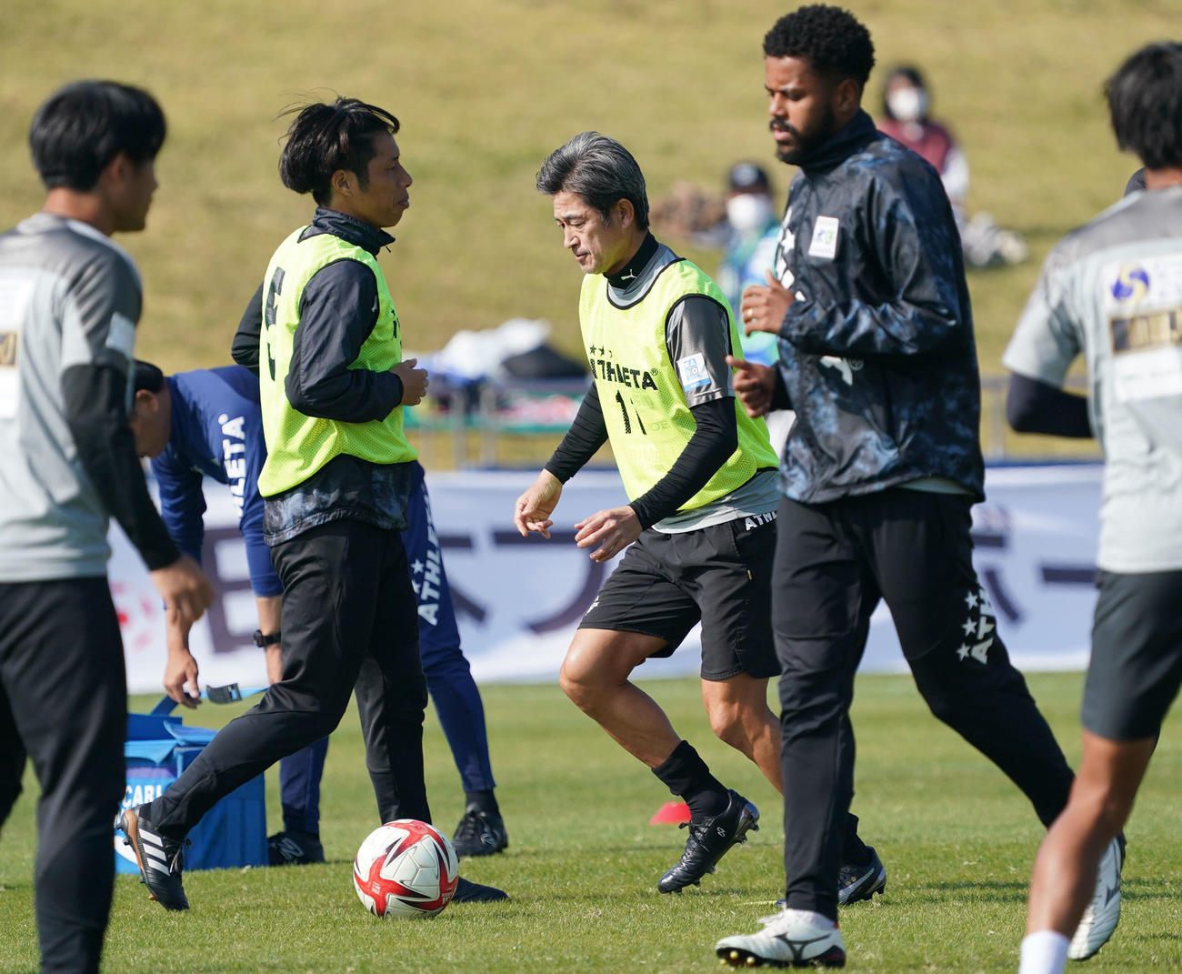 鈴鹿対FC大阪　試合前、体をほぐす鈴鹿三浦知（中央）（撮影・森本幸一）