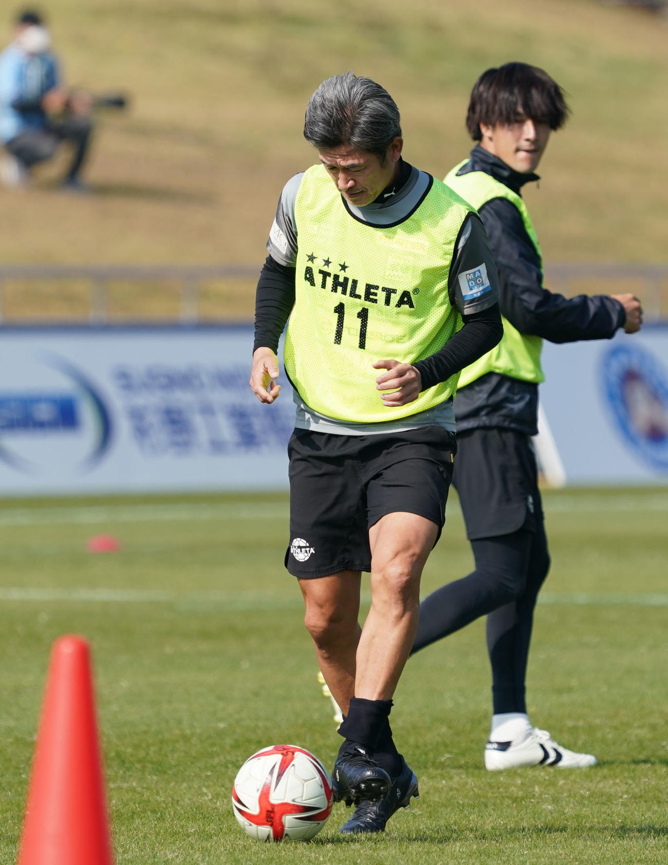 鈴鹿対FC大阪　試合前、体をほぐす鈴鹿三浦知（左）（撮影・森本幸一）
