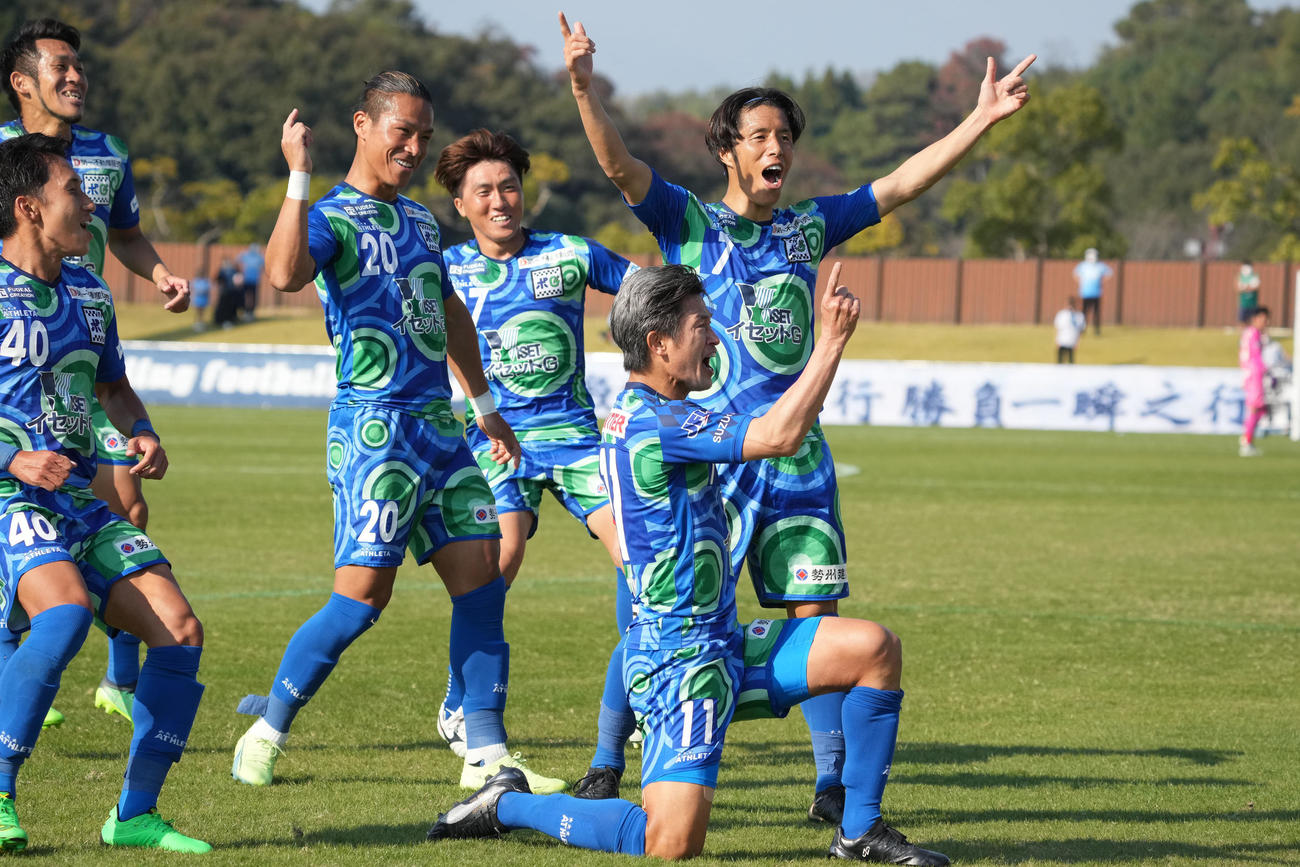 鈴鹿対FC大阪　前半、ヘディングシュートで同点ゴールを決めカズダンスを披露する鈴鹿三浦知（撮影・森本幸一）