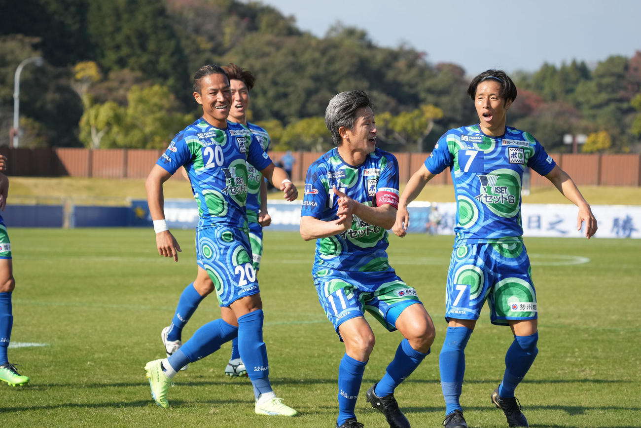 鈴鹿対FC大阪　前半、ヘディングシュートで同点ゴールを決めカズダンスを披露する鈴鹿三浦知（撮影・森本幸一）