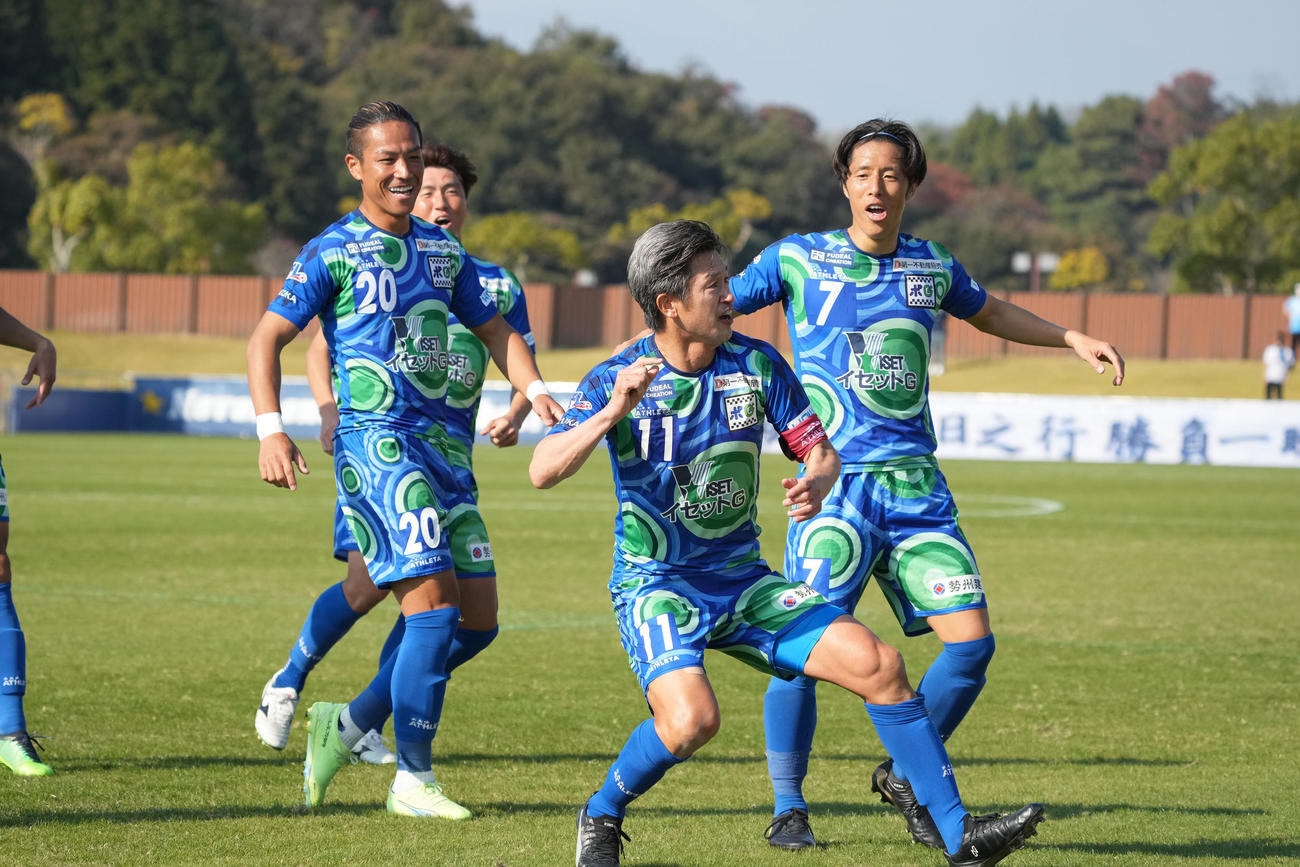 鈴鹿対FC大阪　前半、ヘディングシュートで同点ゴールを決めカズダンスを披露する鈴鹿三浦知（撮影・森本幸一）