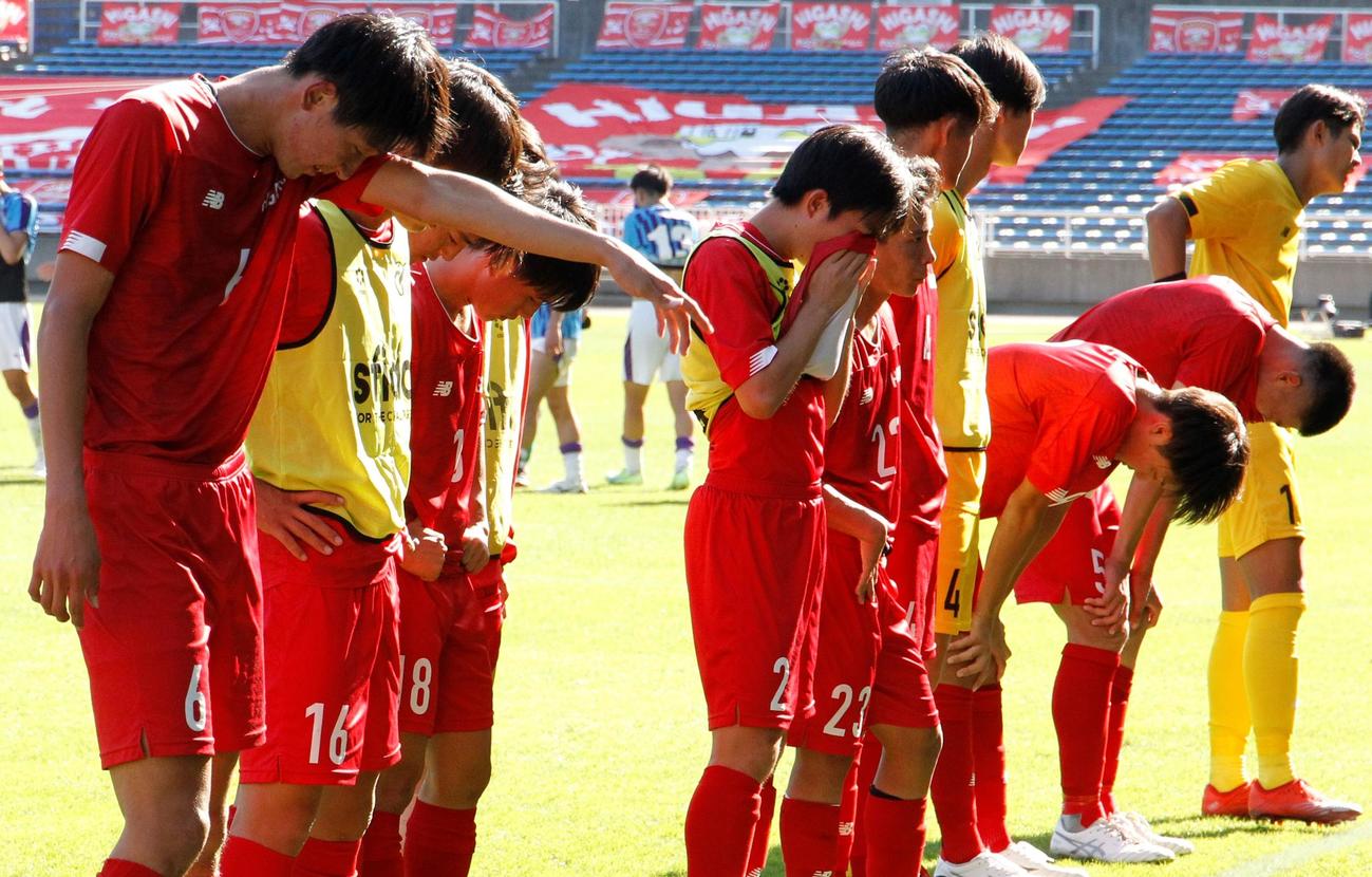 決勝で敗れうなだれる東福岡の選手たち（撮影・菊川光一）