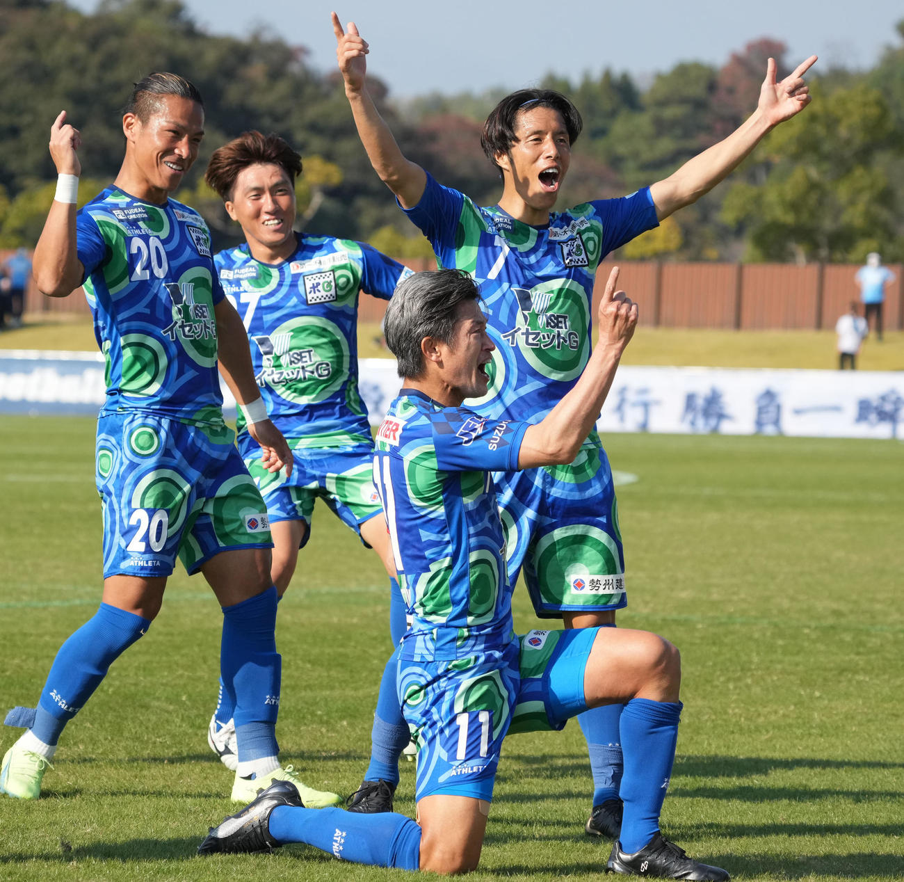 鈴鹿対FC大阪　前半、ヘディングシュートで同点ゴールを決めカズダンスを披露する鈴鹿三浦知（撮影・森本幸一）