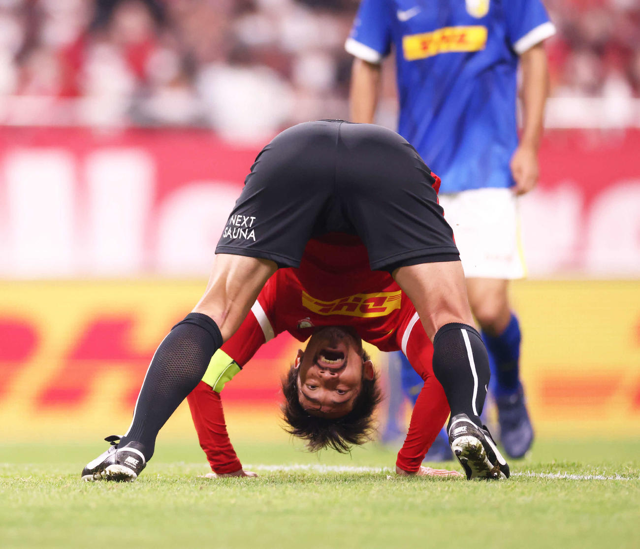 阿部勇樹引退試合　後半、ヘディングでシュートを決める阿部（撮影・河田真司）