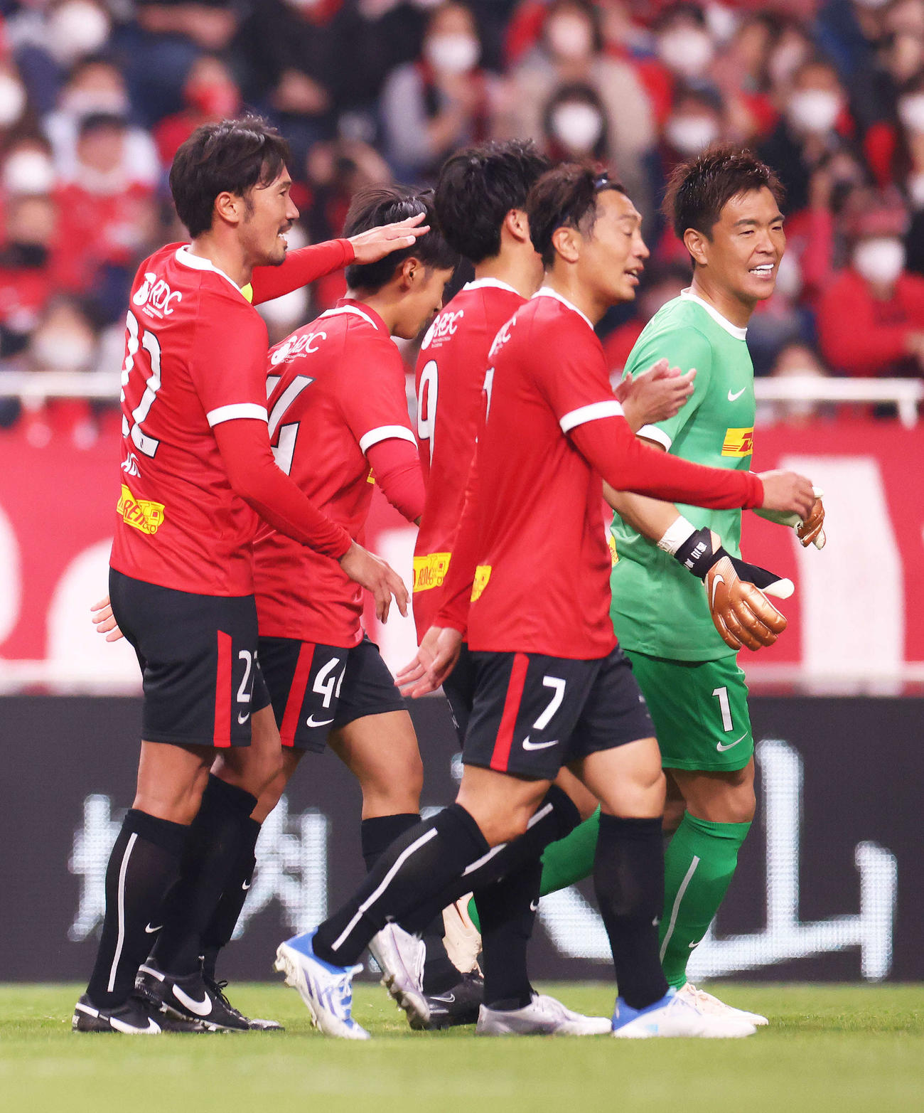 阿部勇樹引退試合　後半、シュートを決めた湧心くん（左から2人目）を迎える阿部（撮影・河田真司）