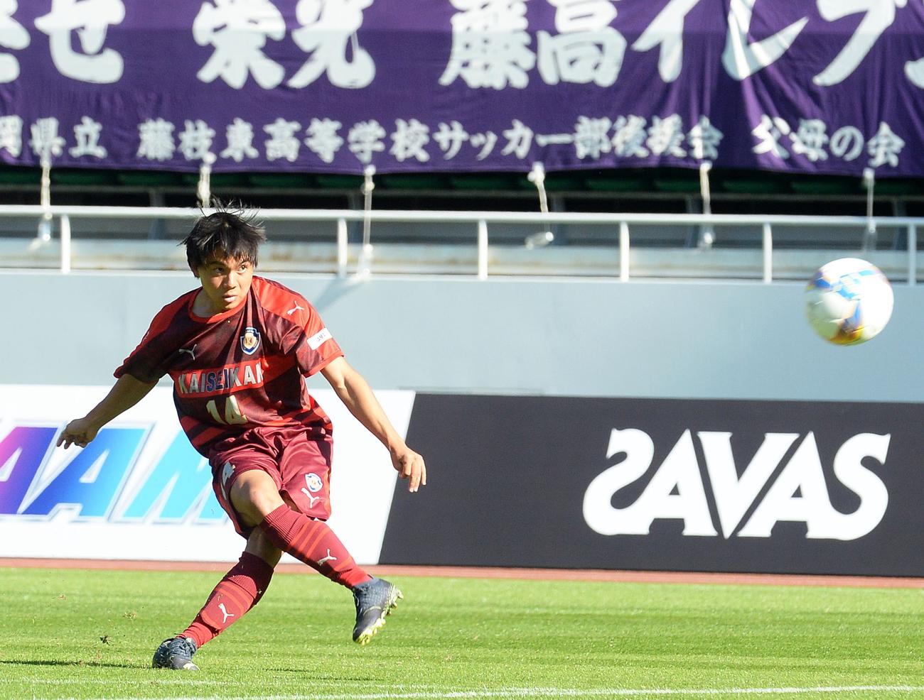前半7分、直接FKで先制点を決める浜松開誠館MF松本