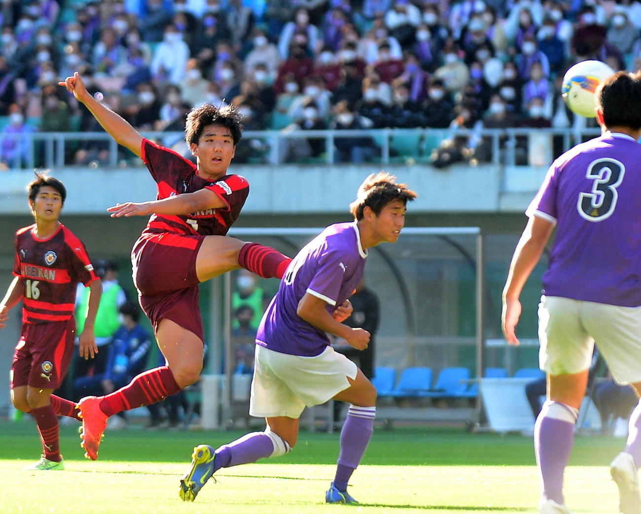 後半29分、豪快なボレーで追加点を決める浜松開誠館・岡田（中央左）