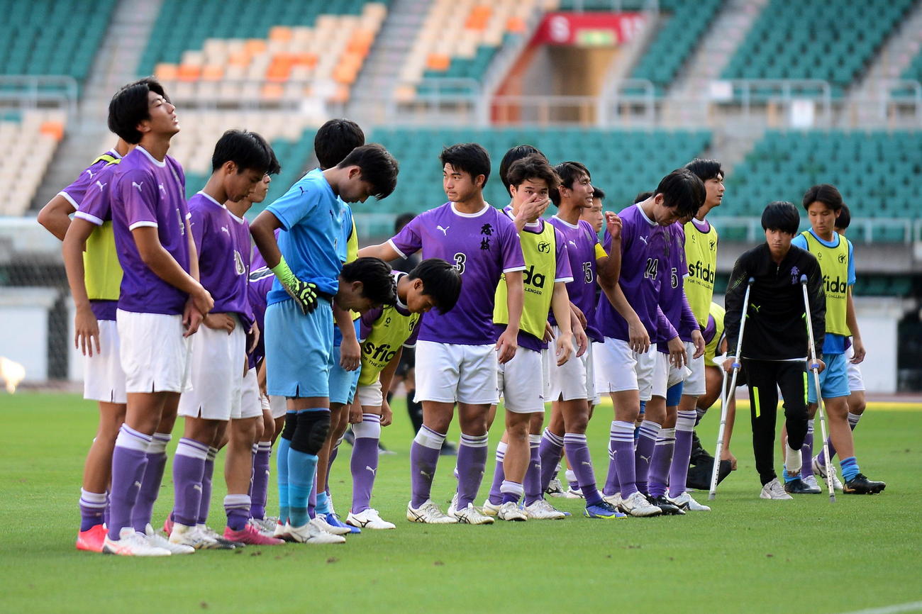 7年ぶりの優勝を逃がし、肩を落とす藤枝東イレブン