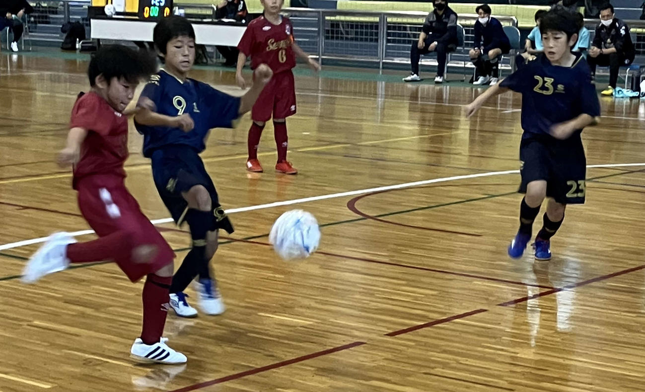 芦別少年フットサルフェスティバルで熱戦を繰り広げる選手たち