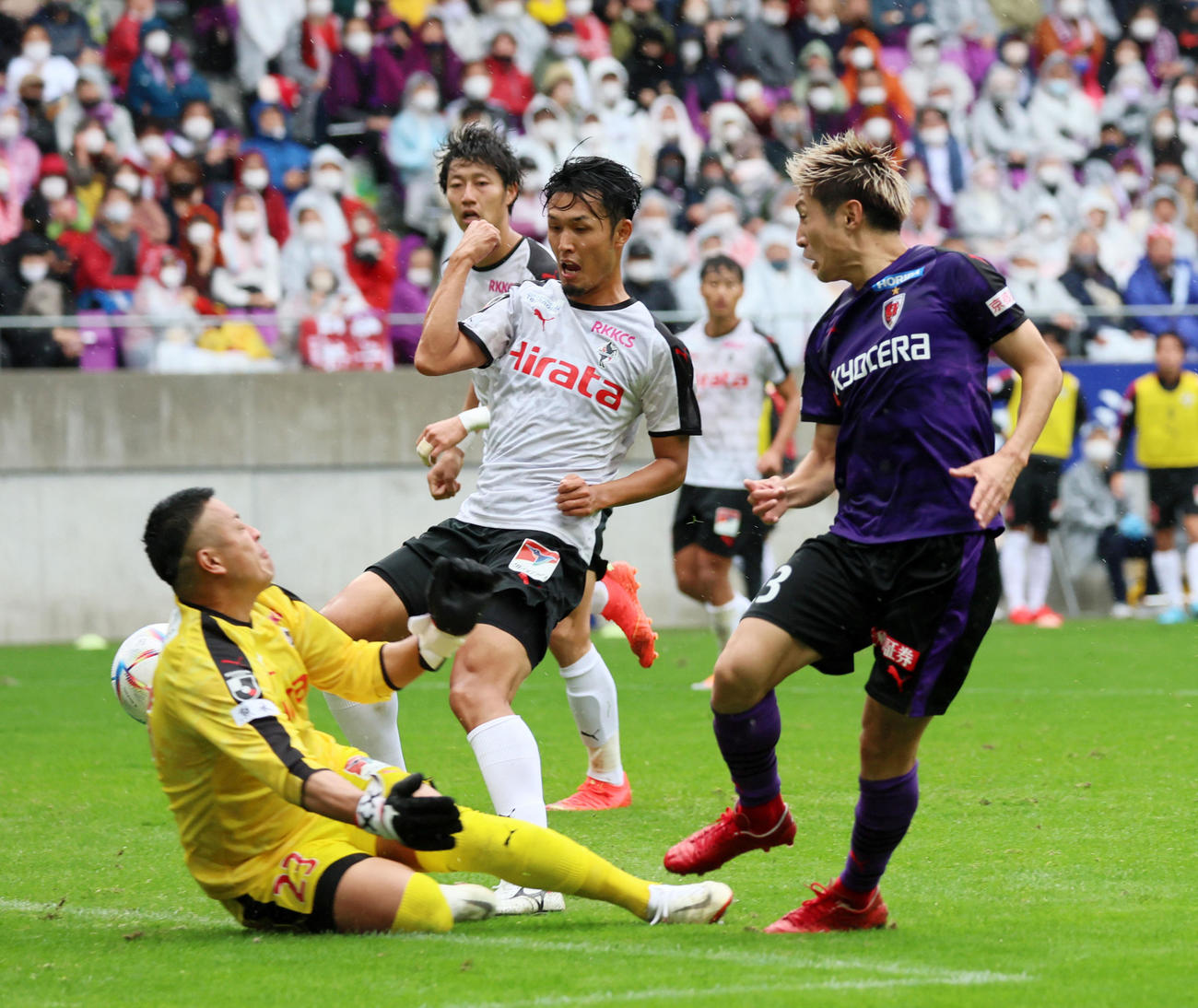 京都対熊本　前半、京都豊川は先制ゴールを決める。GKは佐藤（撮影・加藤哉）