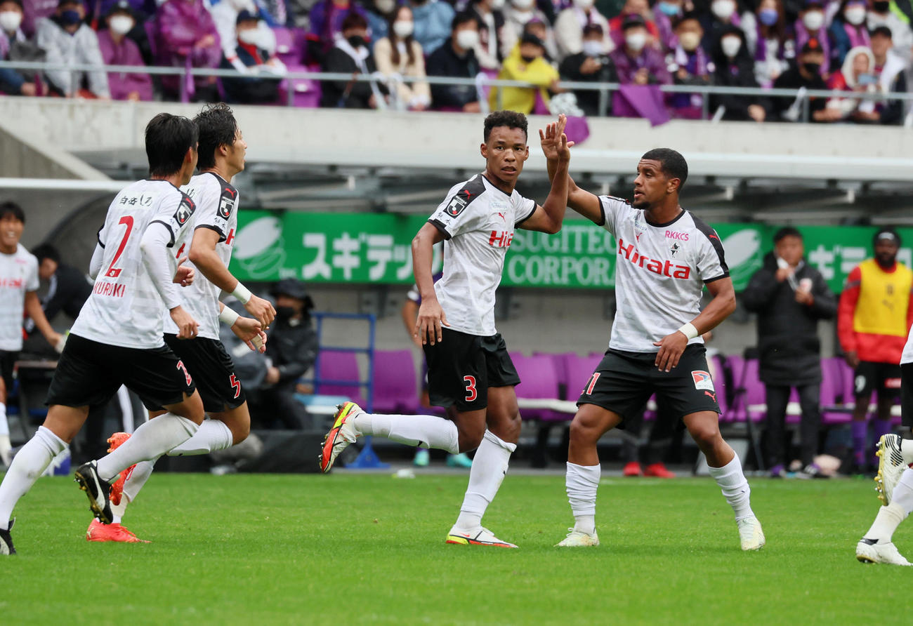 京都対熊本　後半、熊本イヨハがヘディングで同点ゴールを決めたが…（撮影・加藤哉）