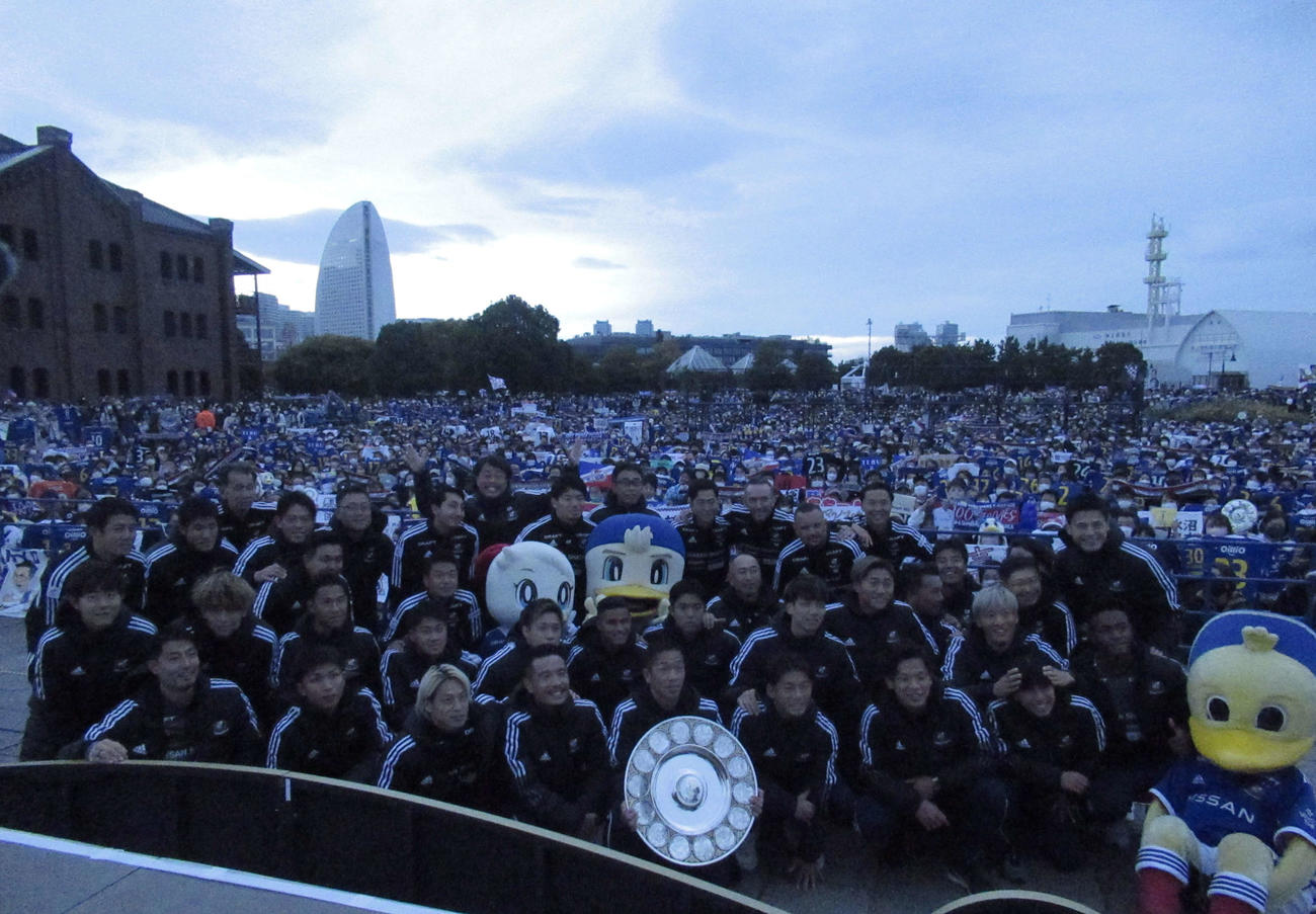 優勝報告会で写真に納まる横浜メンバーと観衆（撮影・勝部晃多）