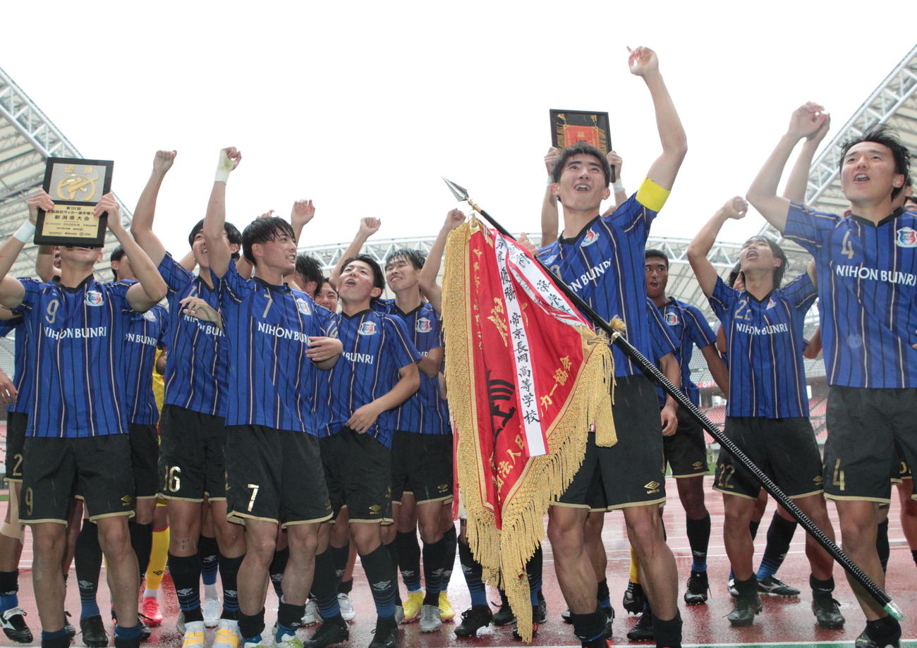 5大会ぶり2度目の優勝を喜ぶ日本文理のメンバー