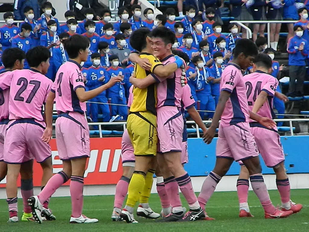 優勝を決めて喜ぶ日大藤沢の選手たち（撮影・佐藤隆志）
