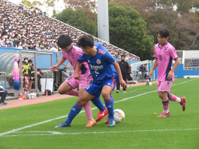 激しく競り合う日大藤沢（ピンク）と湘南工大付（青）の選手（撮影・佐藤隆志）