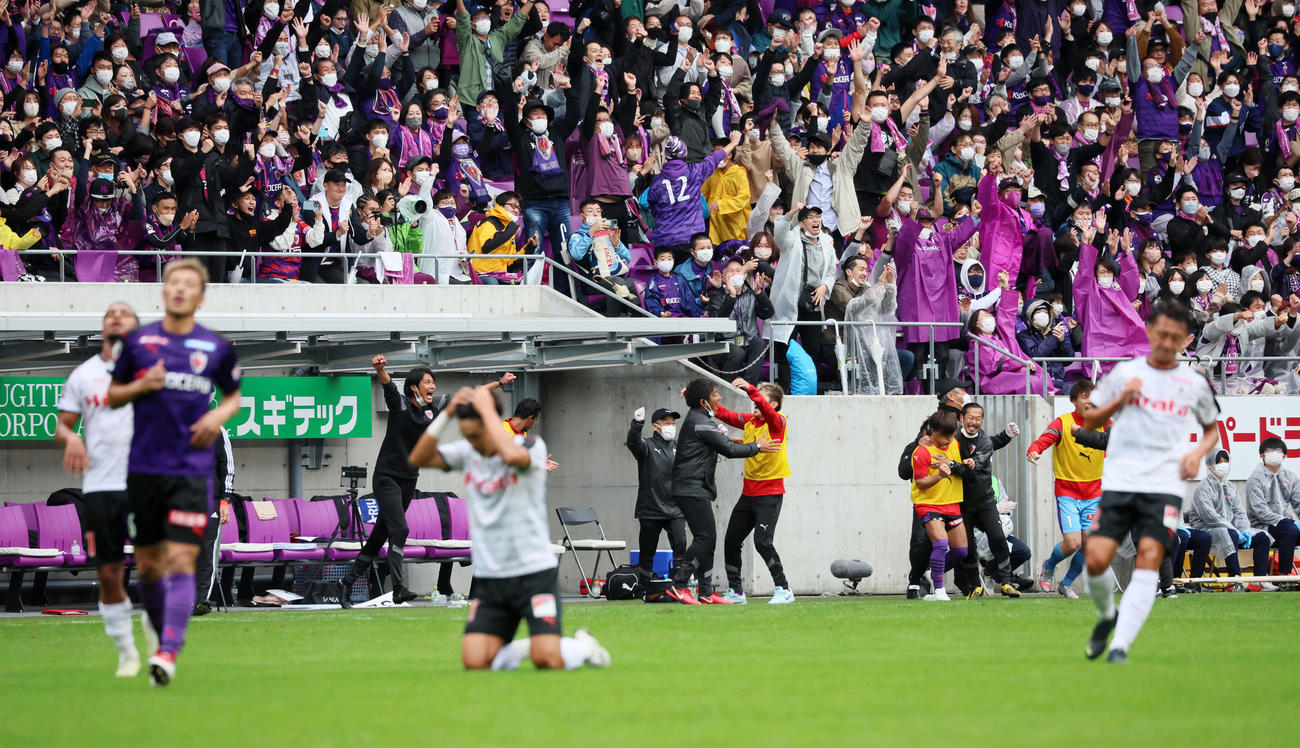 熊本と引き分け喜ぶ京都ベンチのイレブンたち（撮影・加藤哉）