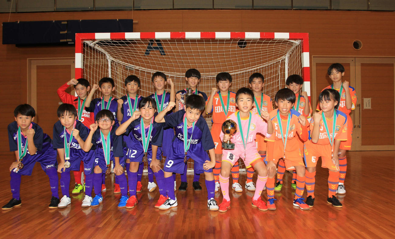 決勝を戦ったFC志文・栗沢と岩見沢東フットボールクラブの選手たち
