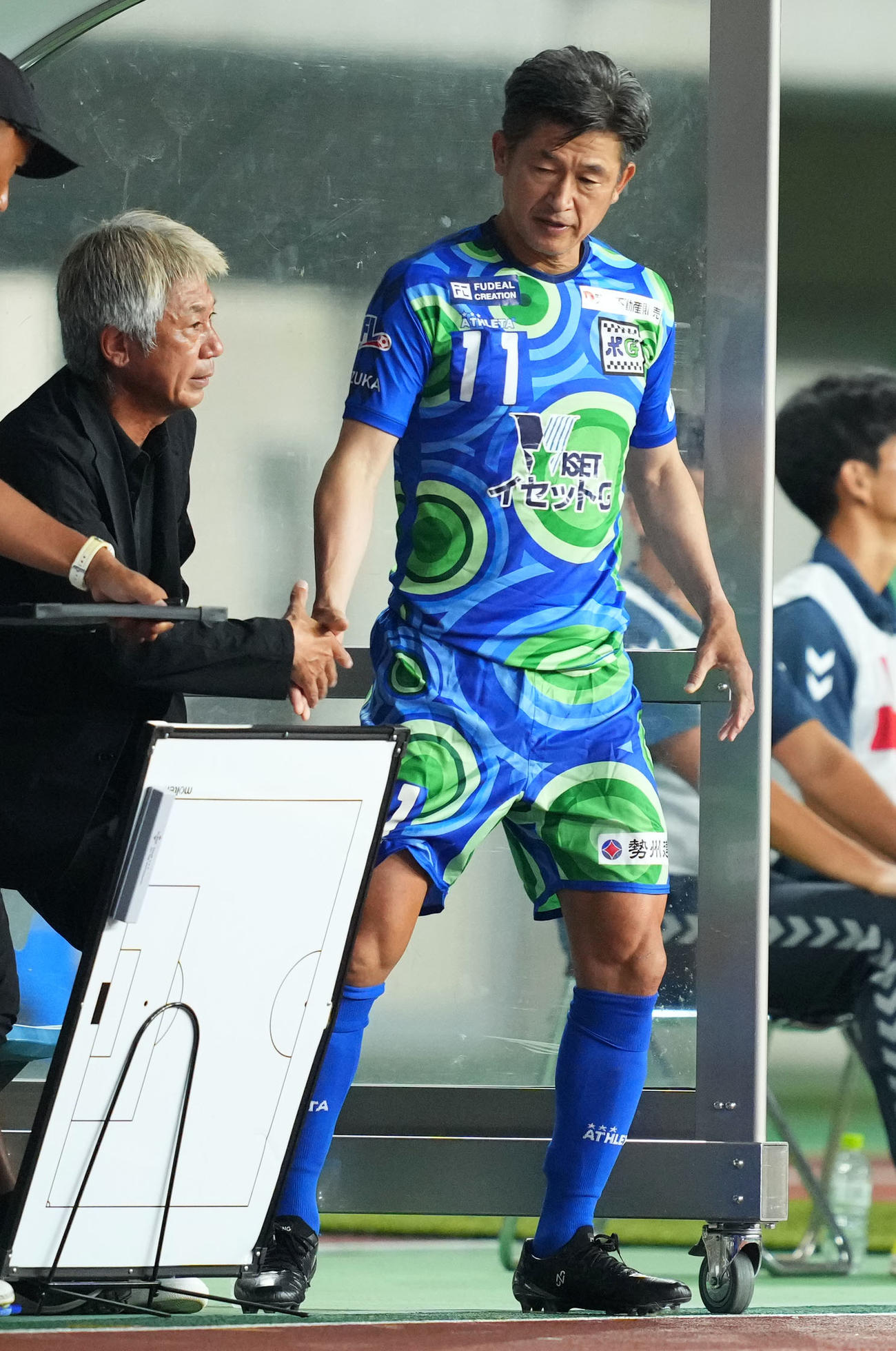 カズに指示を出す鈴鹿・三浦泰年監督（22年9月14日撮影）