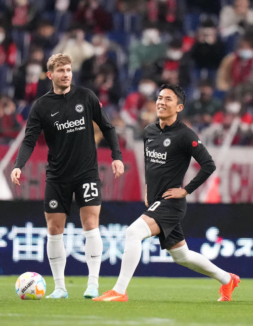 浦和対フランクフルト 試合前、笑顔でウオーミングアップをするフランクフルト長谷部(右)(撮影・狩俣裕三)