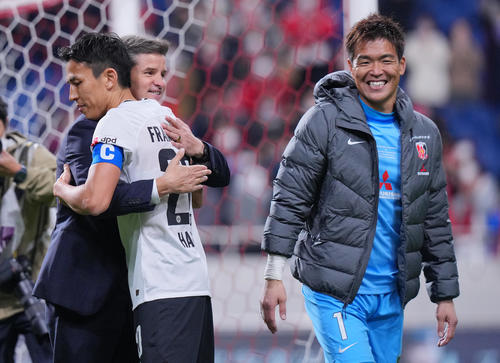 浦和対フランクフルト 試合後、浦和ロドリゲス監督(中央)と抱き合うフランクフルト長谷部(左)。右はGK西川(撮影・垰建太)