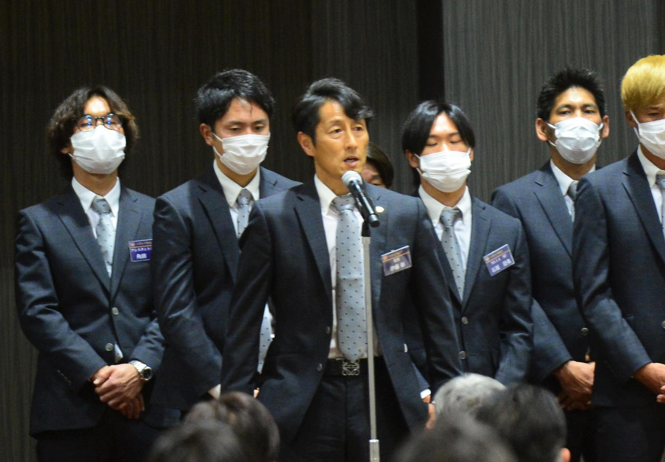 壇上であいさつする仙台伊藤監督（中央）