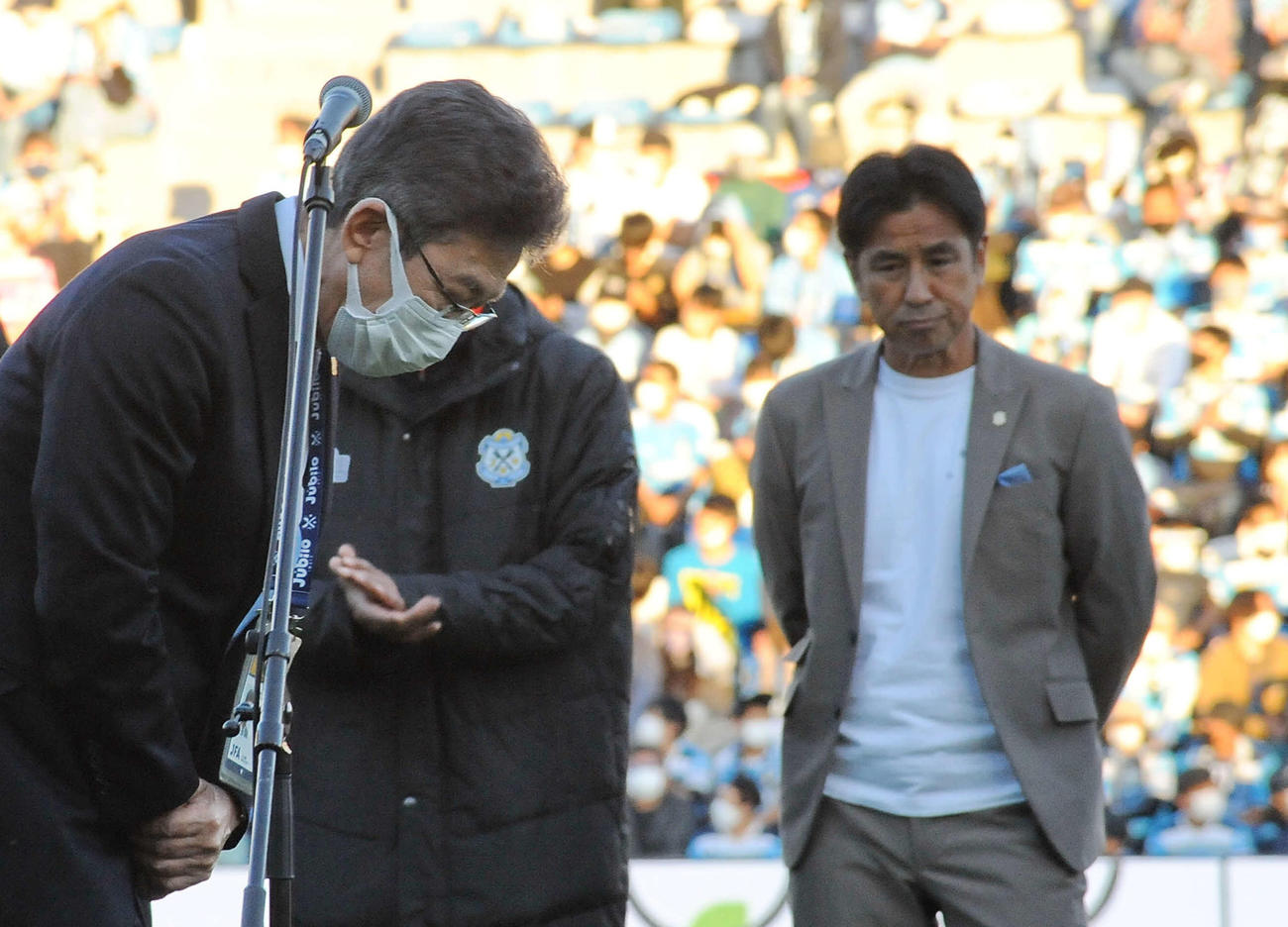 ホーム最終戦後のセレモニーでファンに向け、J2降格をわびて頭を下げる小野勝前社長。右後方は渋谷洋樹前監督