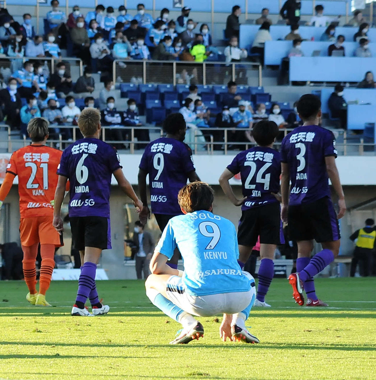 今季最終戦を勝ちきれず、ピッチでしゃがみ込む磐田FW杉本健勇