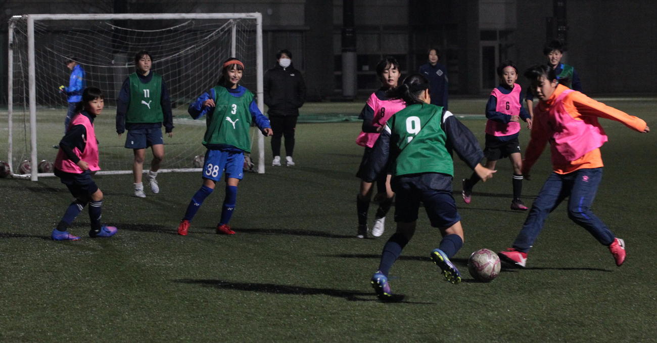 「新潟シティガールズU15」体験会でボールを追う参加者（22年11月9日撮影）