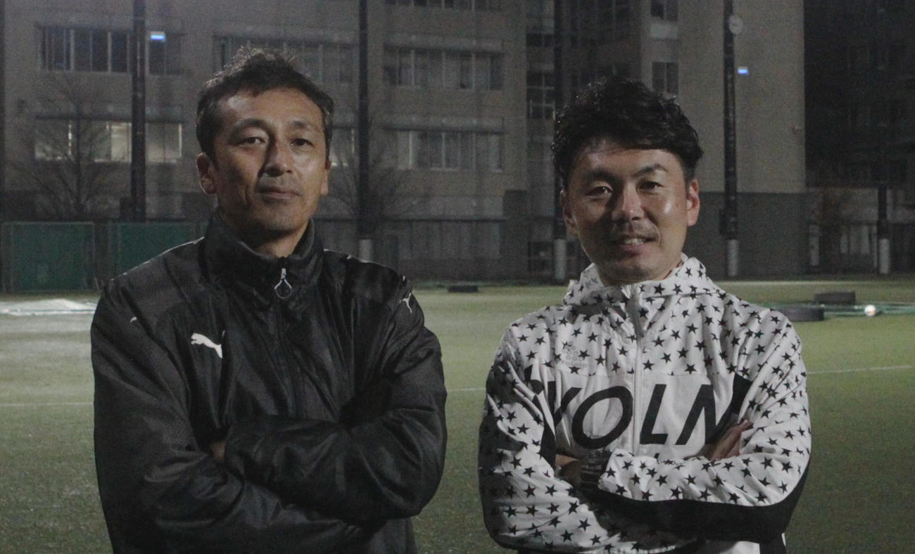 北越高女子サッカー部牧岡監督（左）と「新潟シティガールズU15」の秋谷代表（22年11月9日撮影）
