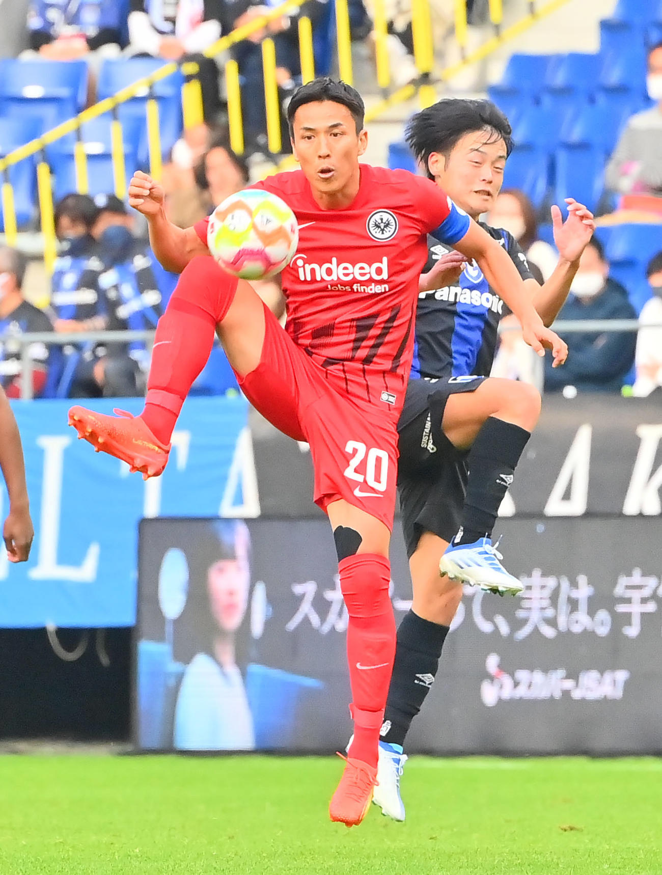 G大阪対フランクフルト　後半、ハイボールを足元に収めるフランクフルト長谷部（撮影・和賀正仁）