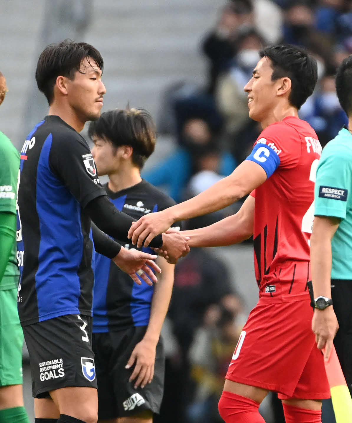 試合終了後に握手をする（左から）G大阪昌子、フランクフルト長谷部（撮影・石井愛子）