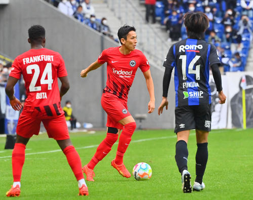 G大阪対フランクフルト　後半途中から出場するフランクフルト長谷部（撮影・和賀正仁）