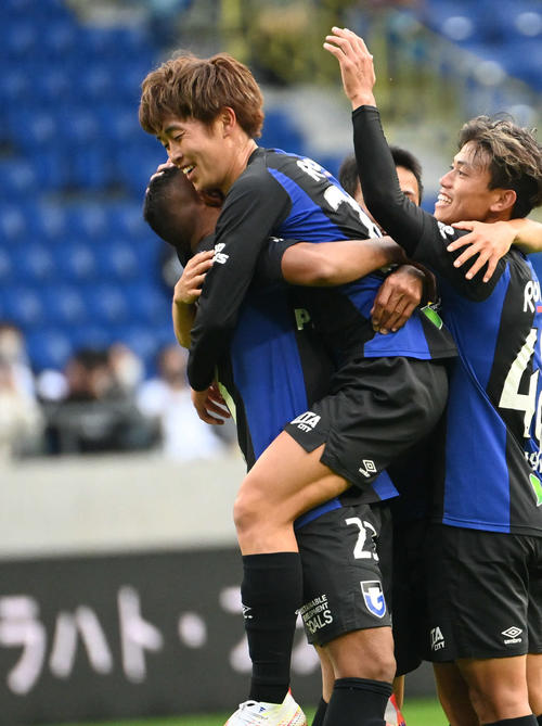 G大阪対フランクフルト　後半、ゴールを決めダワンと抱き合う山本悠樹（撮影・石井愛子）