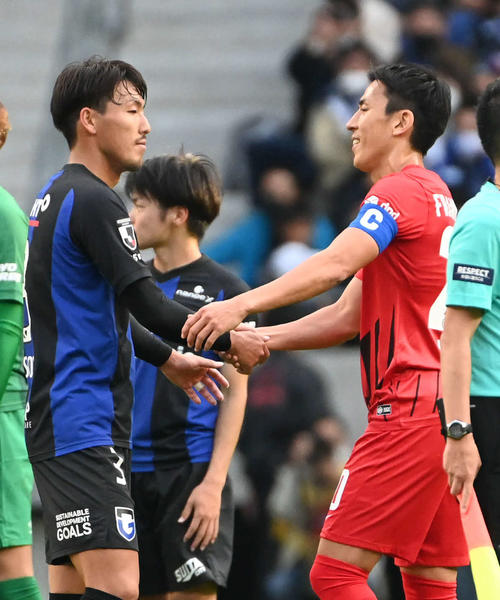 試合終了後に握手をする（左から）G大阪昌子、フランクフルト長谷部（撮影・石井愛子）