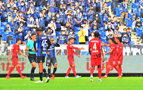 G大阪対フランクフルト　前半、先制のゴールを決め喜ぶフランクフルトの選手ら（撮影・和賀正仁）