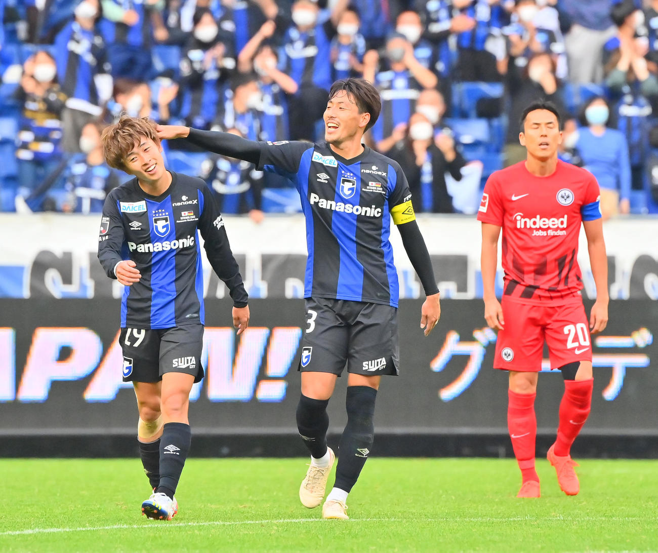 G大阪対フランクフルト　後半、勝ち越しとなるミドルシュートを決めたG大阪山本（左）は昌子から祝福される、右は長谷部（撮影・和賀正仁）