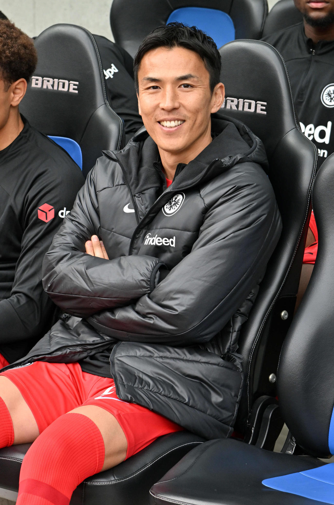 試合前にベンチで笑顔を見せるフランクフルト・長谷部（撮影・石井愛子）