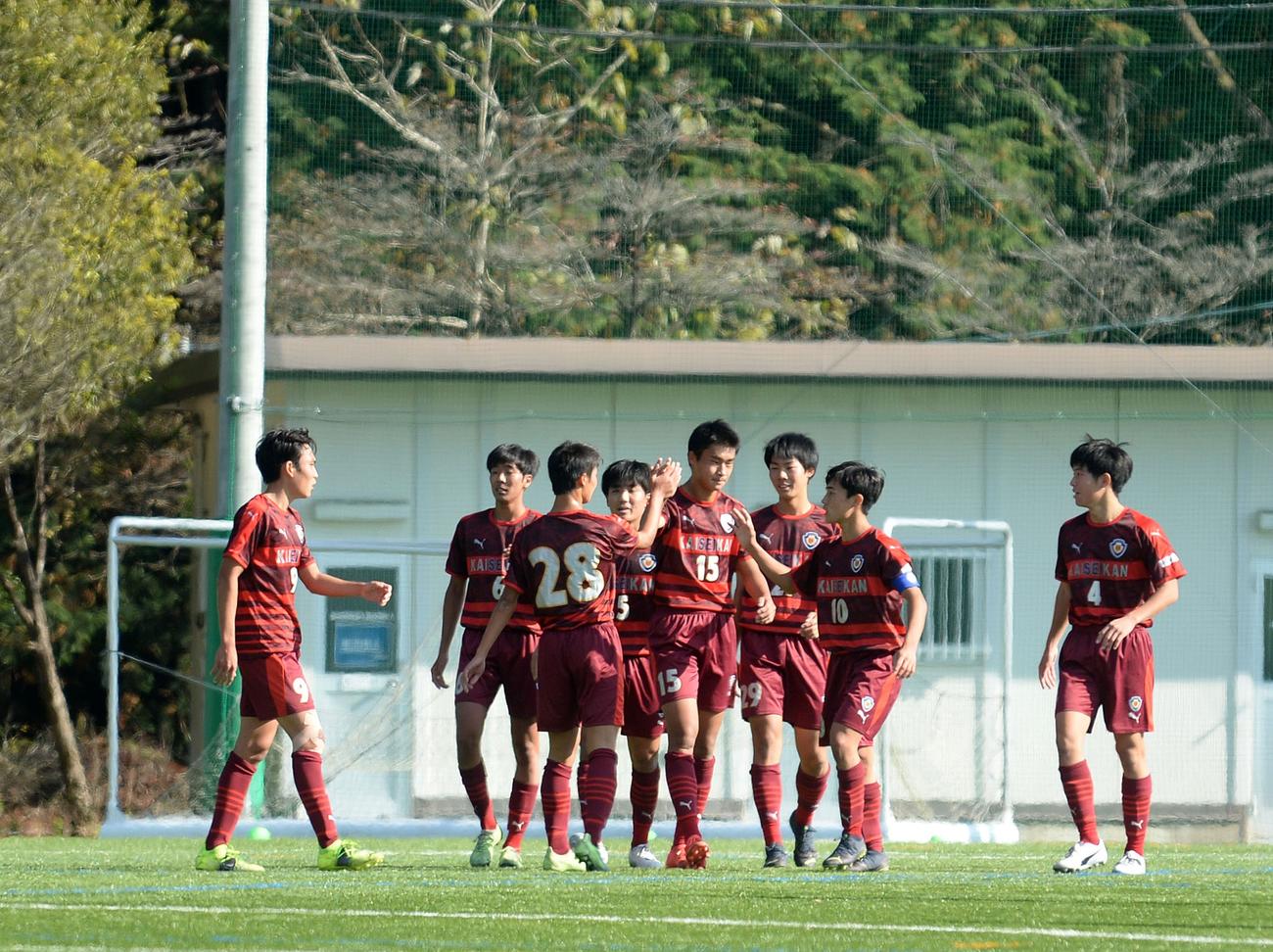 辛くも勝利し、安堵（あんど）の表情を浮かべる浜松開誠館の選手たち