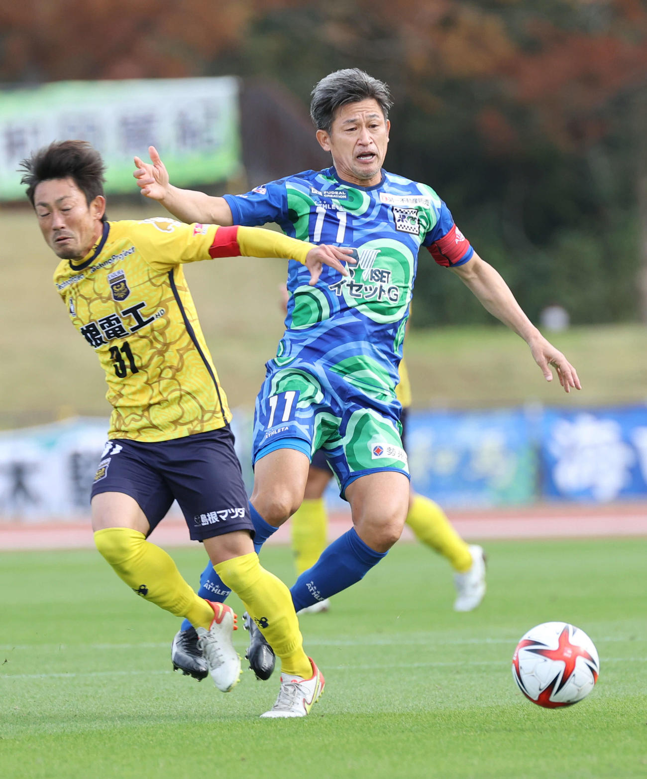 FC神楽しまね対鈴鹿ポイントゲッターズ　前半　倒される鈴鹿三浦（右）（撮影・加藤孝規）