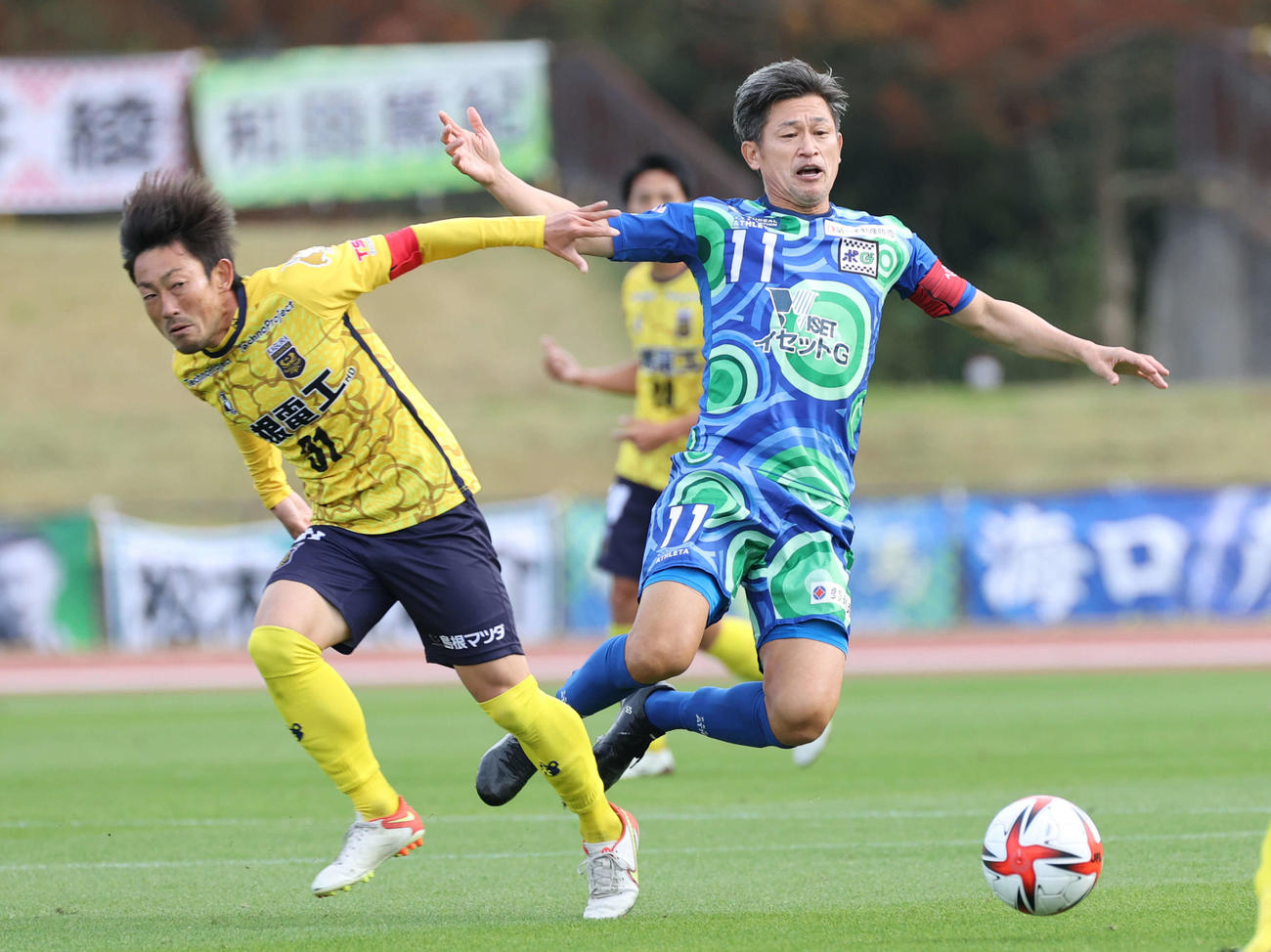 FC神楽しまね対鈴鹿ポイントゲッターズ　前半　倒される鈴鹿三浦（右）（撮影・加藤孝規）