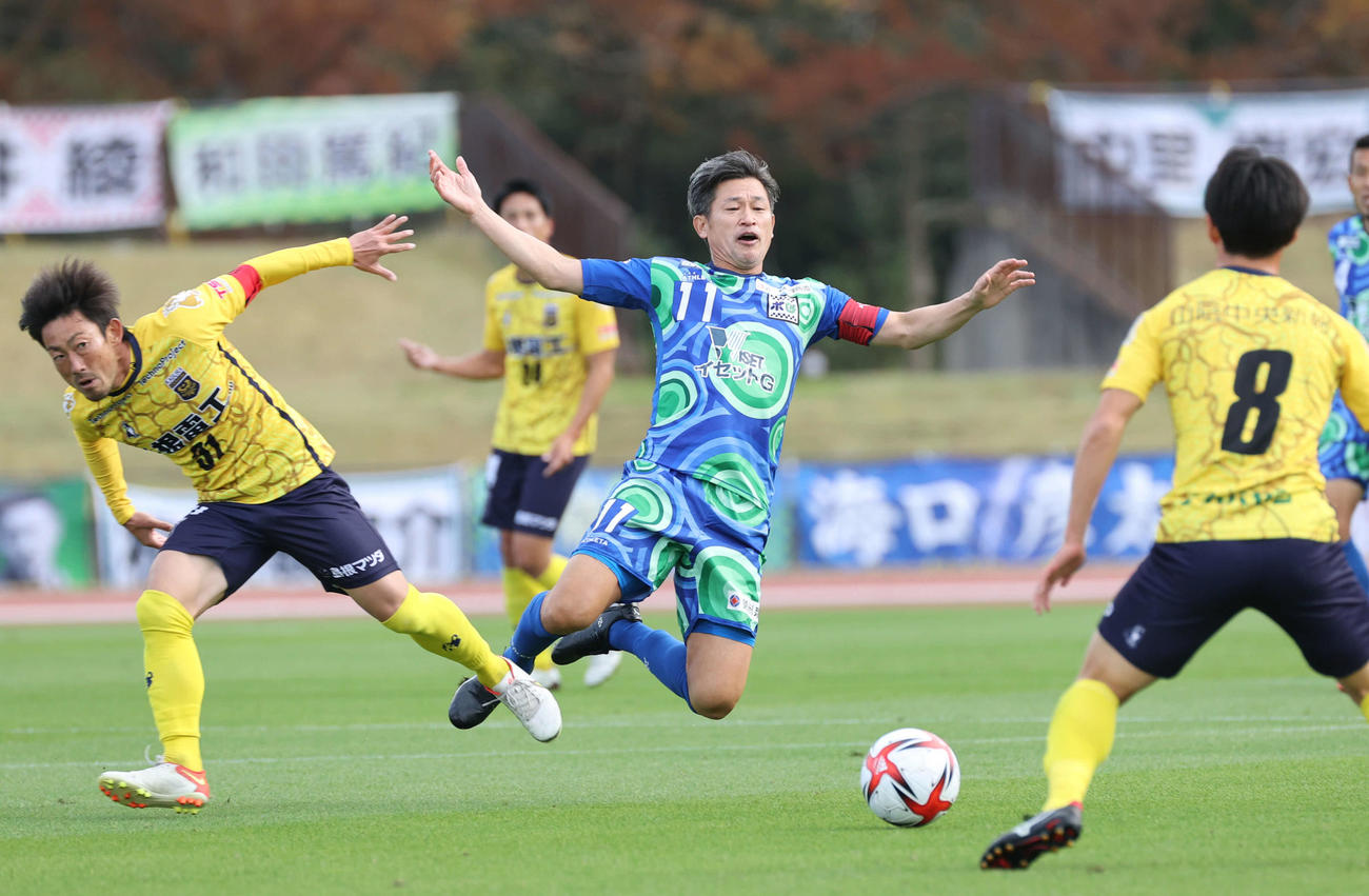 FC神楽しまね対鈴鹿ポイントゲッターズ　前半　倒される鈴鹿三浦（中央）（撮影・加藤孝規）