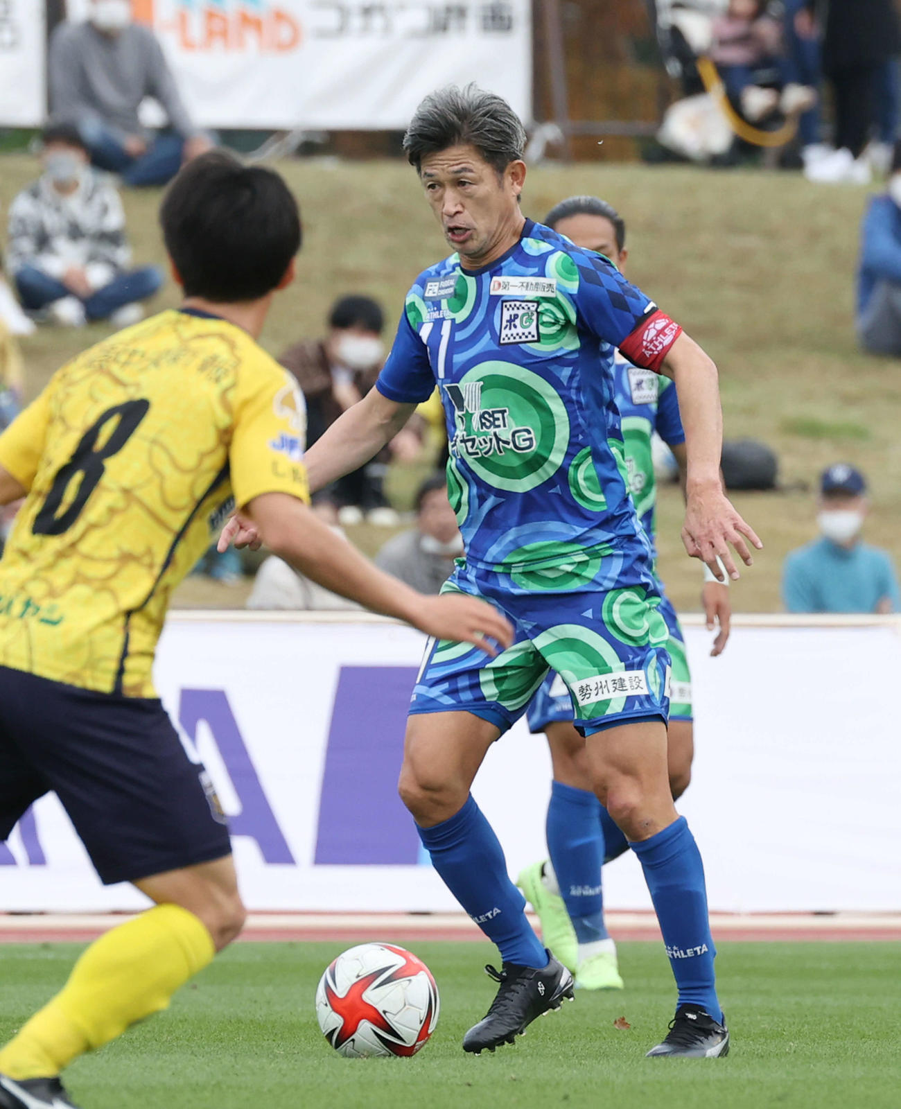 FC神楽しまね対鈴鹿ポイントゲッターズ　前半　プレーする鈴鹿三浦（右）（撮影・加藤孝規）