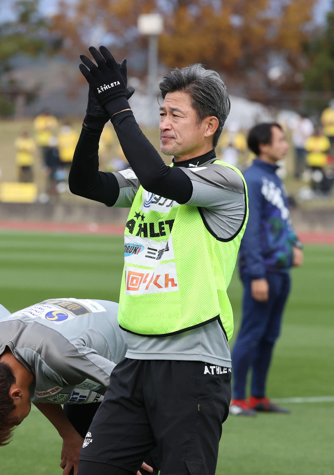 FC神楽しまね対鈴鹿ポイントゲッターズ　試合前、練習開始時に手をたたく鈴鹿三浦（撮影・加藤孝規）
