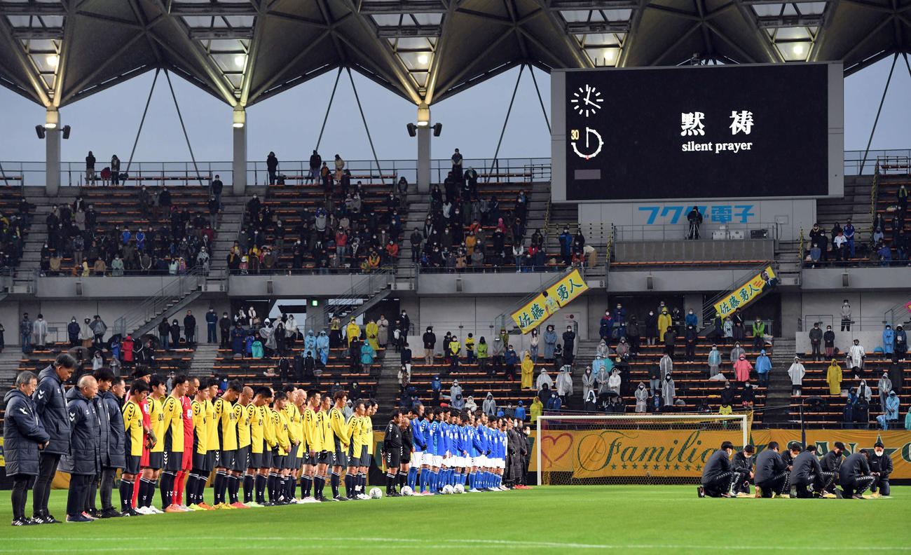 オシムジェフレジェンド対オシムジャパンレジェンド　試合前、黙とうを捧げる両チームイレブン（撮影・たえ見朱実）
